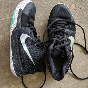 kyrie basketball shoes size 6